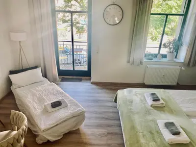 Ein Bett oder Betten in einem Zimmer der Unterkunft Stilvolles City-Apartment Dresden-Cotta mit Balkon