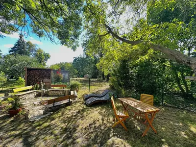 Ein Garten an der Unterkunft Ferienwohnung Dahlen mit familienfreundlichem Garten