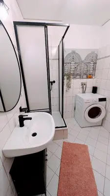 Ein Badezimmer in der Unterkunft Compact Nordic Nest, WLAN, E Roller, SmartTV, Waschtrockner