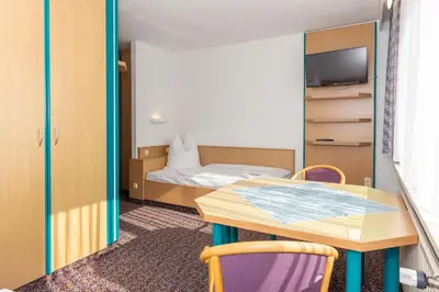 Ein Bett oder Betten in einem Zimmer der Unterkunft Gästehaus im Haus des Kfz-Gewerbes