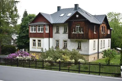 Das Gebäude in dem sich die Ferienwohnung befindet