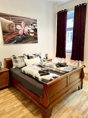 Ein Bett oder Betten in einem Zimmer der Unterkunft Altstadt Suite 120qm WLAN Balkon 2 Bäder
