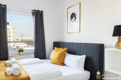 Ein Bett oder Betten in einem Zimmer der Unterkunft PINEAPPLE APARTMENTS - Zwinger XI - 64qm