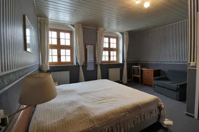 Ein Bett oder Betten in einem Zimmer der Unterkunft Waldhof zu Grillenburg im Tharandter Wald am See