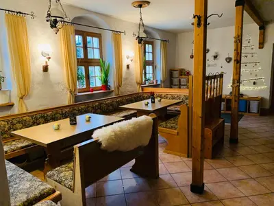 Ein Sitzbereich in der Unterkunft Waldhof zu Grillenburg im Tharandter Wald am See