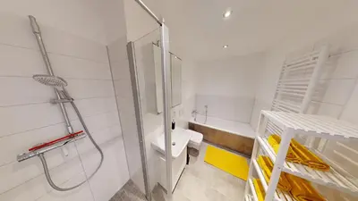 Ein Badezimmer in der Unterkunft FeWo mit bodengleicher Dusche, 170m bis zur Bahnhaltestelle Linie 5, WLAN