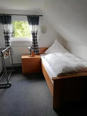 Ein Bett oder Betten in einem Zimmer der Unterkunft Kleines Haus mit Geschichte