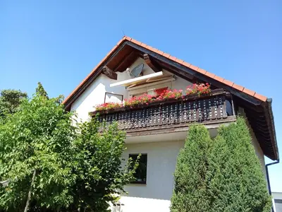 Das Gebäude in dem sich die Ferienwohnung befindet