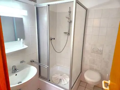 Ein Badezimmer in der Unterkunft Pension Blümchen am Kiesgrube