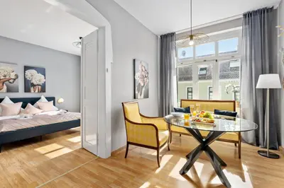 Ein Bett oder Betten in einem Zimmer der Unterkunft SOLARIS - COZYHOMZ - ALTSTADT - AN DER ELBE - für Paare - S-BAHN DD