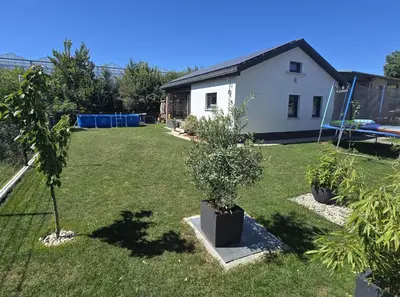 Ein Garten an der Unterkunft Haus Dresden, Pool, Garten, Terrasse, familienfreundlich