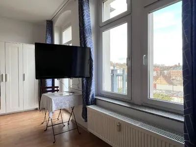 TV/Unterhaltungsangebot in der Unterkunft helle 1Raum Wohnung Apartment mit Balkon und Küche