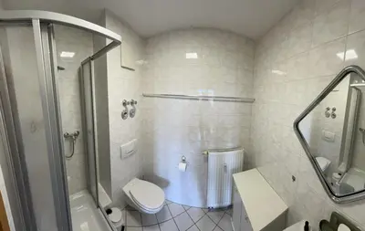 Ein Badezimmer in der Unterkunft helle 1Raum Wohnung Apartment mit Balkon und Küche