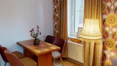 Ein Sitzbereich in der Unterkunft Retrochic in zentraler Lage, nur 1 Minute bis zur Haltestelle der Linie 5, WLAN
