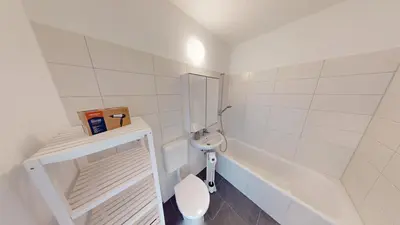 Ein Badezimmer in der Unterkunft Großzügige Ferienwohnung, 350m bis zur Bushaltestelle, WLAN