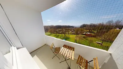 Ein Balkon oder eine Terrasse in der Unterkunft Großzügige Ferienwohnung, 350m bis zur Bushaltestelle, WLAN