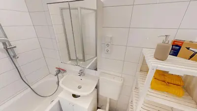 Ein Badezimmer in der Unterkunft Hier ist Platz für vier, nur 200m bis zur Haltestelle der Linie 5, WLAN
