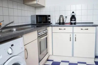 Küche/Küchenzeile in der Unterkunft Altbau-Flair, Trendviertel, 2P, WiFi, Modern, Fahrstuhl