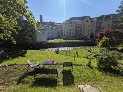 Ein Garten an der Unterkunft F1B - Urlaubsmagie - Helle Wohnung mit Sauna und Pool