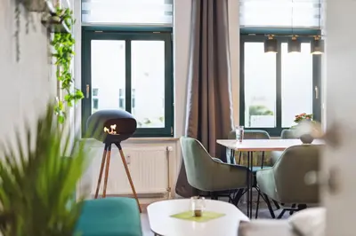 Ein Sitzbereich in der Unterkunft DresdenStay gemütlich und modern mit Kamin und PS4