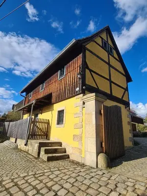 Das Gebäude in dem sich das Ferienhaus befindet
