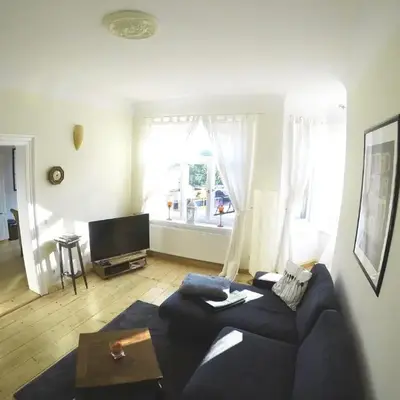 Stadtvilla Oscar 1 OG - Stilvoll sanierte Altbauwohnung in denkmalgeschützter Stadtvilla nahe Elbradweg