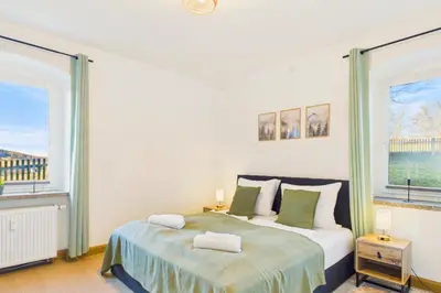 Ein Bett oder Betten in einem Zimmer der Unterkunft Holzkunst & Heimatgefühl FeWo für Familie & Freunde