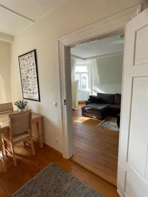 Ein Sitzbereich in der Unterkunft Stadtvilla Oscar 2 OG - Stilvoll sanierte Altbauwohnung in denkmalgeschützter Stadtvilla nahe Elbradweg