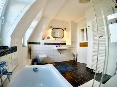 Ein Badezimmer in der Unterkunft Stadtvilla Oscar 2 OG - Stilvoll sanierte Altbauwohnung in denkmalgeschützter Stadtvilla nahe Elbradweg