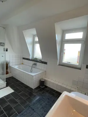 Ein Badezimmer in der Unterkunft Stadtvilla Oscar 2 OG - Stilvoll sanierte Altbauwohnung in denkmalgeschützter Stadtvilla nahe Elbradweg
