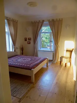 Ein Bett oder Betten in einem Zimmer der Unterkunft Stadtvilla Oscar 2 OG - Stilvoll sanierte Altbauwohnung in denkmalgeschützter Stadtvilla nahe Elbradweg
