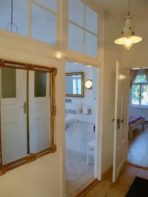 Ein Badezimmer in der Unterkunft Stadtvilla Oscar 2 OG - Stilvoll sanierte Altbauwohnung in denkmalgeschützter Stadtvilla nahe Elbradweg