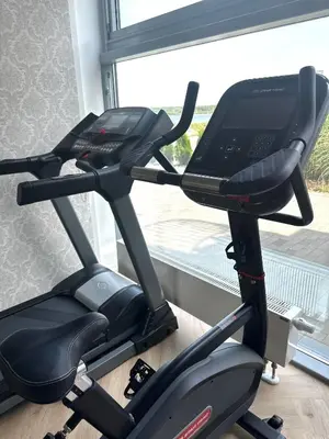 Das Fitnesscenter und/oder die Fitnesseinrichtungen in der Unterkunft schwimmende Villa Haus Beach