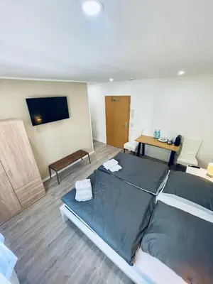 Ein Bett oder Betten in einem Zimmer der Unterkunft Korfu Übernachtungen - Parkplatz & Restaurant