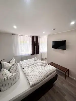Ein Bett oder Betten in einem Zimmer der Unterkunft Korfu Übernachtungen - Parkplatz & Restaurant