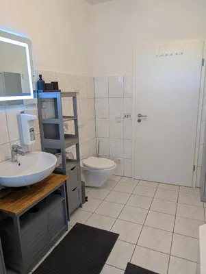 Ein Badezimmer in der Unterkunft Helles Studio mit Arbeitsplatz und Balkon