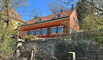 Das Gebäude in dem sich die Villa befindet