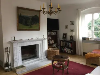 Die Bibliothek in der Villa