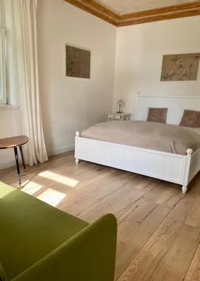 Ein Bett oder Betten in einem Zimmer der Unterkunft Wundervolle Wohnung im Elbhang von Dresden Loschwitz