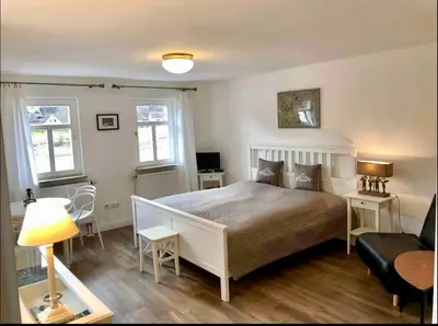 Ein Bett oder Betten in einem Zimmer der Unterkunft Charmante Ferienwohnung 1 im Schmöllerhäuschen