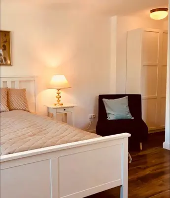Ein Bett oder Betten in einem Zimmer der Unterkunft Charmante Ferienwohnung 1 im Schmöllerhäuschen