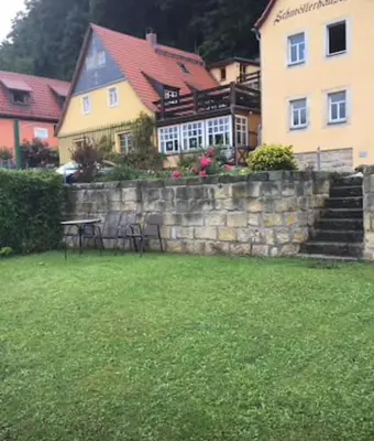 Ein Garten an der Unterkunft Charmante Ferienwohnung 2 im Schmöllerhäuschen