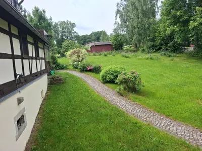 Ein Garten an der Unterkunft Landhaus Sorgenfrei obere Etage