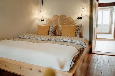 Ein Bett oder Betten in einem Zimmer der Unterkunft Urlaubsfreude Biedermann Haus Blumenglück - Gänseblümchen