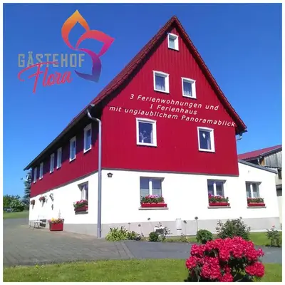 Das Gebäude in dem sich das Ferienhaus befindet