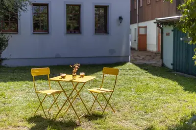 Ein Garten an der Unterkunft Ruhiges Studio in Altstadt mit Gartenblick & Sofa
