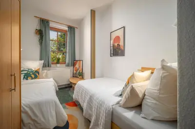 Ein Bett oder Betten in einem Zimmer der Unterkunft Zentrales Studio - mit Sofa & 2 Einzelbetten