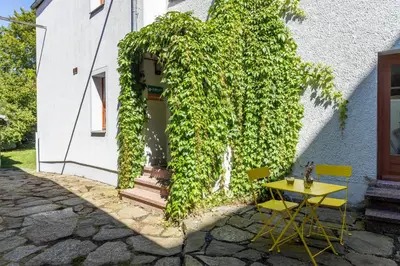 Ein Garten an der Unterkunft Zentrales Studio - mit Sofa & 2 Einzelbetten