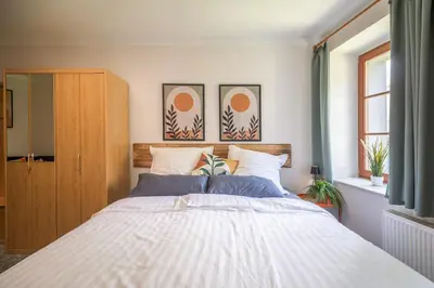 Ein Bett oder Betten in einem Zimmer der Unterkunft Gemütliches Studio in Altstadt - mit Sofa und Kochgelegenheit