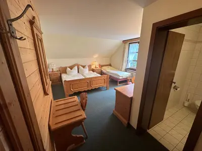 Ein Bett oder Betten in einem Zimmer der Unterkunft Hotel Almenrausch